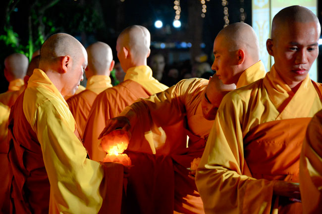 Đêm Hoa Đăng vía Phật A Di Đà