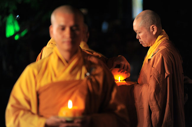 Đêm Hoa Đăng vía Phật A Di Đà