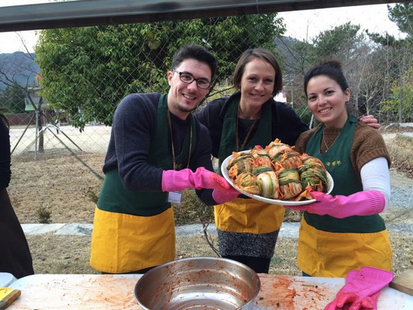 Hàn Quốc Chùa Hongbeopsa hướng dẫn người nước ngoài làm Kim chi