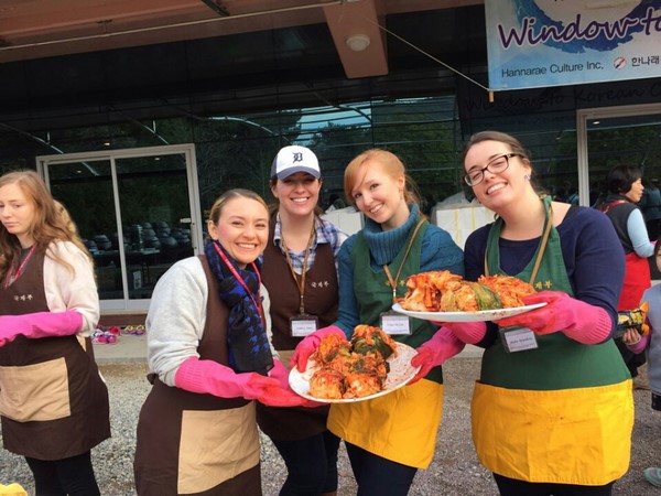 Hàn Quốc Chùa Hongbeopsa hướng dẫn người nước ngoài làm Kim chi