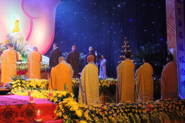 Thái Bình: Đêm hoa đăng vía Phật Di Đà tại chùa Từ Xuyên