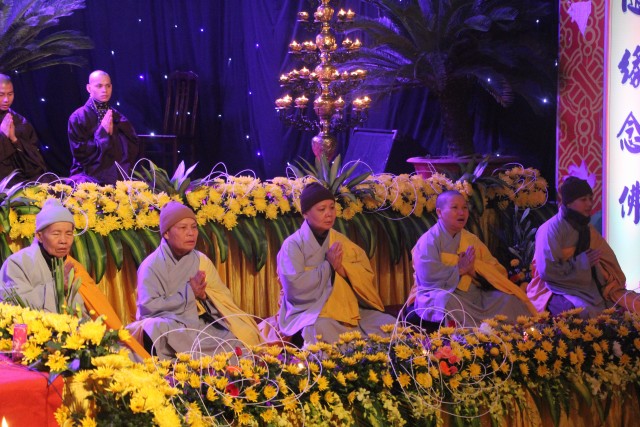 Thái Bình: Đêm hoa đăng vía Phật Di Đà tại chùa Từ Xuyên
