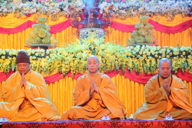 Thái Bình: Đêm hoa đăng vía Phật Di Đà tại chùa Từ Xuyên