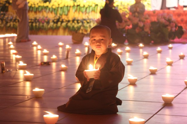 Thái Bình: Đêm hoa đăng vía Phật Di Đà tại chùa Từ Xuyên