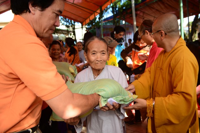 Quỹ Đạo Phật Ngày Nay: Hơn 1,5 tỷ đồng hỗ trợ nạn nhân chất độc da cam và xây dựng chùa tại Quảng Ngãi