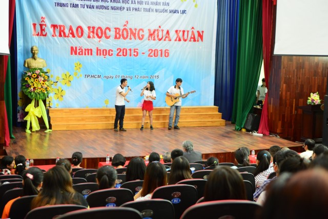 Quỹ Đạo Phật Ngày Nay: Trao 100 học bổng cho sinh viên trường Đại Học KHXH&amp;NV TP. HCM năm 2015