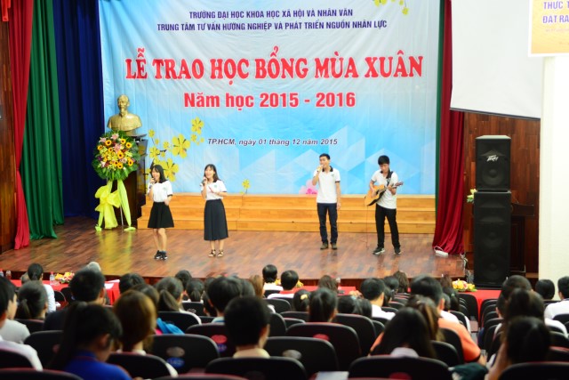 Quỹ Đạo Phật Ngày Nay: Trao 100 học bổng cho sinh viên trường Đại Học KHXH&amp;NV TP. HCM năm 2015