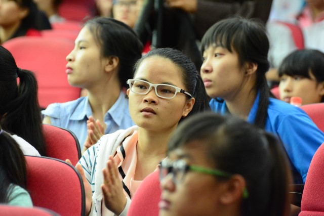 Quỹ Đạo Phật Ngày Nay: Trao 100 học bổng cho sinh viên trường Đại Học KHXH&amp;NV TP. HCM năm 2015