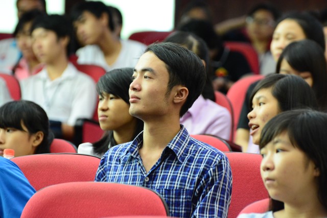 Quỹ Đạo Phật Ngày Nay: Trao 100 học bổng cho sinh viên trường Đại Học KHXH&amp;NV TP. HCM năm 2015