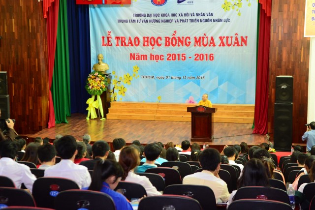 Quỹ Đạo Phật Ngày Nay: Trao 100 học bổng cho sinh viên trường Đại Học KHXH&amp;NV TP. HCM năm 2015