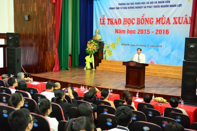 Quỹ Đạo Phật Ngày Nay: Trao 100 học bổng cho sinh viên trường Đại Học KHXH&amp;NV TP. HCM năm 2015