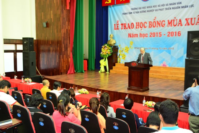 Quỹ Đạo Phật Ngày Nay: Trao 100 học bổng cho sinh viên trường Đại Học KHXH&amp;NV TP. HCM năm 2015