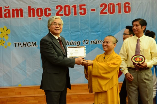 Quỹ Đạo Phật Ngày Nay: Trao 100 học bổng cho sinh viên trường Đại Học KHXH&amp;NV TP. HCM năm 2015