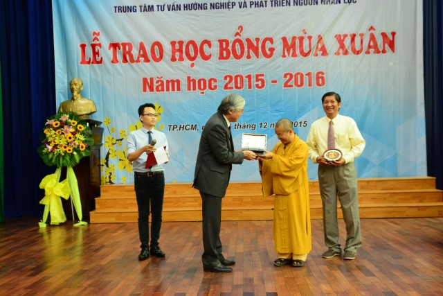 Quỹ Đạo Phật Ngày Nay: Trao 100 học bổng cho sinh viên trường Đại Học KHXH&amp;NV TP. HCM năm 2015