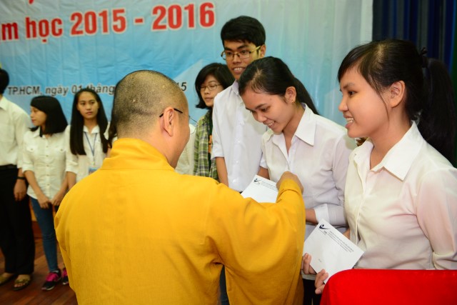 Quỹ Đạo Phật Ngày Nay: Trao 100 học bổng cho sinh viên trường Đại Học KHXH&amp;NV TP. HCM năm 2015