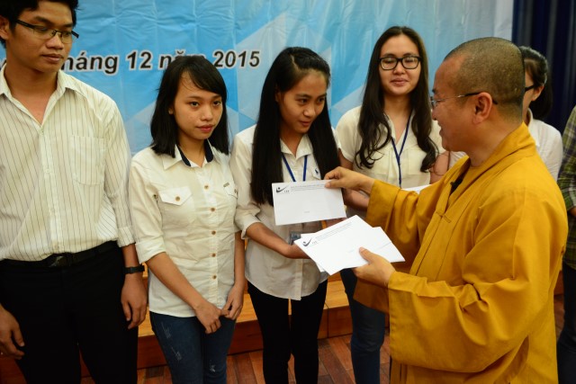 Quỹ Đạo Phật Ngày Nay: Trao 100 học bổng cho sinh viên trường Đại Học KHXH&amp;NV TP. HCM năm 2015