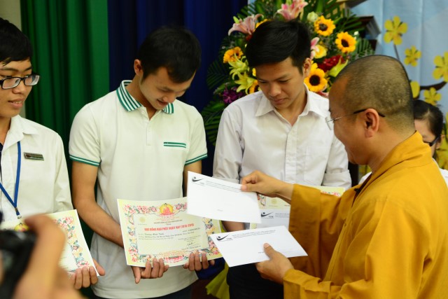 Quỹ Đạo Phật Ngày Nay: Trao 100 học bổng cho sinh viên trường Đại Học KHXH&amp;NV TP. HCM năm 2015