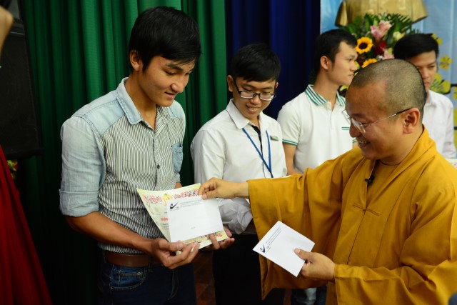 Quỹ Đạo Phật Ngày Nay: Trao 100 học bổng cho sinh viên trường Đại Học KHXH&amp;NV TP. HCM năm 2015