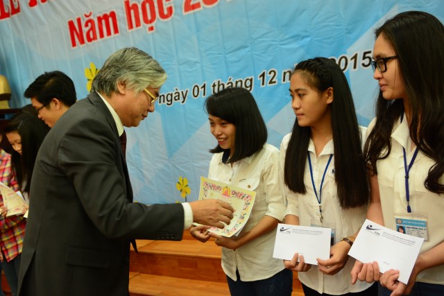 Quỹ Đạo Phật Ngày Nay: Trao 100 học bổng cho sinh viên trường Đại Học KHXH&amp;NV TP. HCM năm 2015
