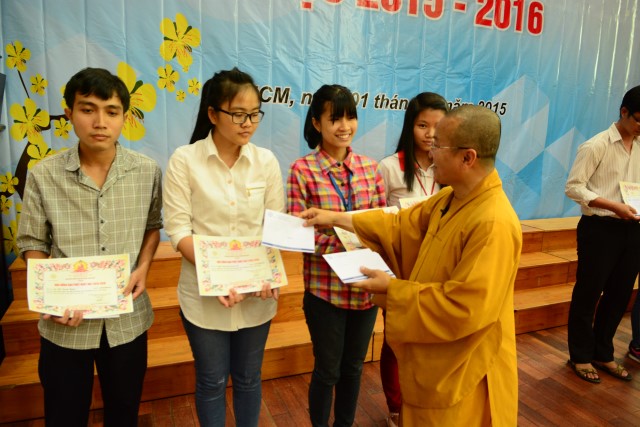 Quỹ Đạo Phật Ngày Nay: Trao 100 học bổng cho sinh viên trường Đại Học KHXH&amp;NV TP. HCM năm 2015