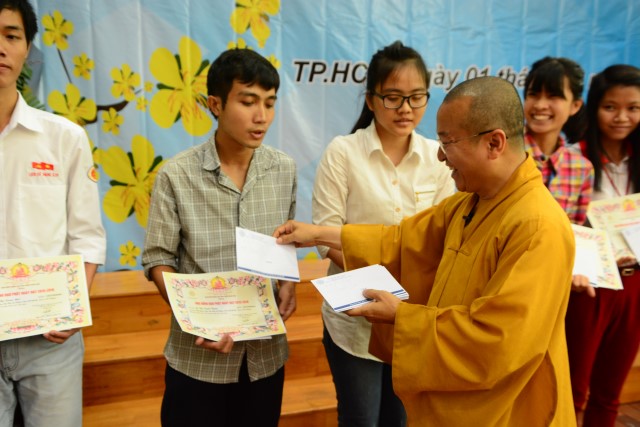 Quỹ Đạo Phật Ngày Nay: Trao 100 học bổng cho sinh viên trường Đại Học KHXH&amp;NV TP. HCM năm 2015