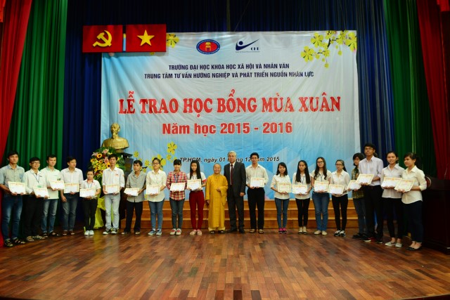 Quỹ Đạo Phật Ngày Nay: Trao 100 học bổng cho sinh viên trường Đại Học KHXH&amp;NV TP. HCM năm 2015