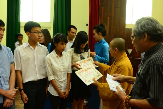 Quỹ Đạo Phật Ngày Nay: Trao 100 học bổng cho sinh viên trường Đại Học KHXH&amp;NV TP. HCM năm 2015