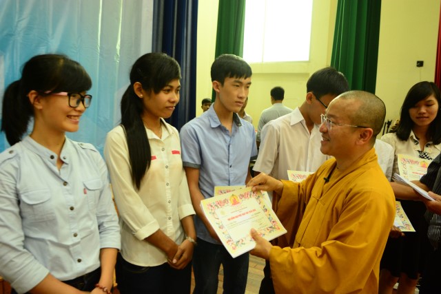 Quỹ Đạo Phật Ngày Nay: Trao 100 học bổng cho sinh viên trường Đại Học KHXH&amp;NV TP. HCM năm 2015