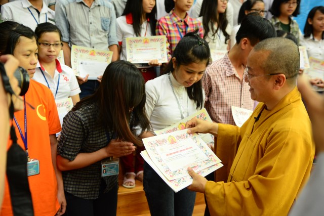 Quỹ Đạo Phật Ngày Nay: Trao 100 học bổng cho sinh viên trường Đại Học KHXH&amp;NV TP. HCM năm 2015