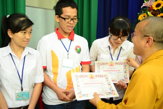 Quỹ Đạo Phật Ngày Nay: Trao 100 học bổng cho sinh viên trường Đại Học KHXH&amp;NV TP. HCM năm 2015