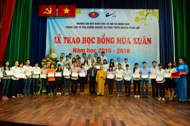 Quỹ Đạo Phật Ngày Nay: Trao 100 học bổng cho sinh viên trường Đại Học KHXH&amp;NV TP. HCM năm 2015