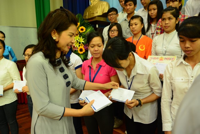 Quỹ Đạo Phật Ngày Nay: Trao 100 học bổng cho sinh viên trường Đại Học KHXH&amp;NV TP. HCM năm 2015