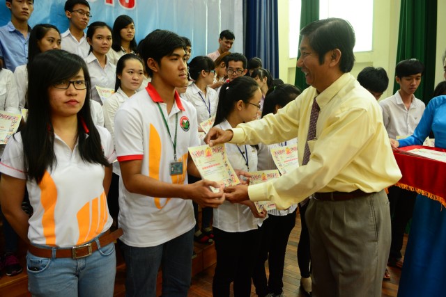 Quỹ Đạo Phật Ngày Nay: Trao 100 học bổng cho sinh viên trường Đại Học KHXH&amp;NV TP. HCM năm 2015