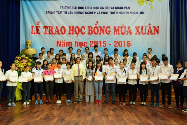 Quỹ Đạo Phật Ngày Nay: Trao 100 học bổng cho sinh viên trường Đại Học KHXH&amp;NV TP. HCM năm 2015