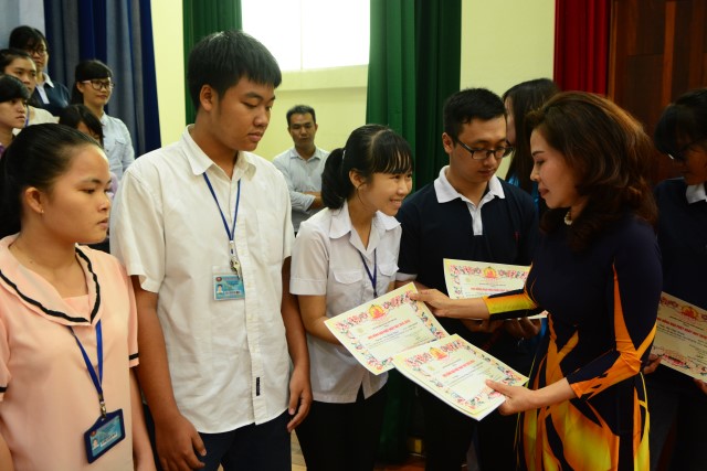 Quỹ Đạo Phật Ngày Nay: Trao 100 học bổng cho sinh viên trường Đại Học KHXH&amp;NV TP. HCM năm 2015