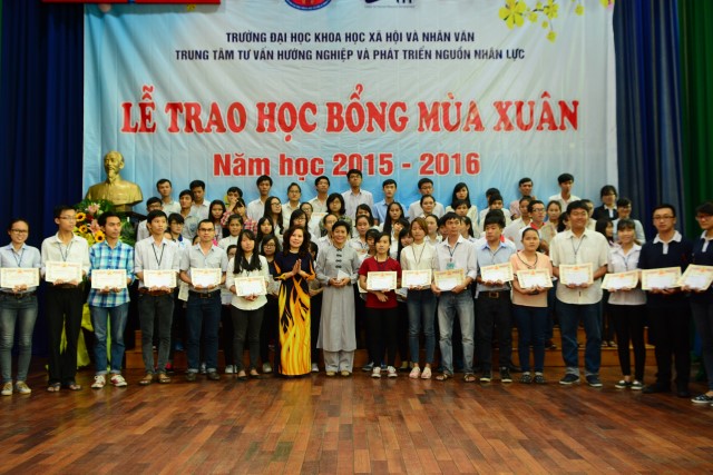 Quỹ Đạo Phật Ngày Nay: Trao 100 học bổng cho sinh viên trường Đại Học KHXH&amp;NV TP. HCM năm 2015