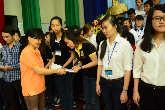 Quỹ Đạo Phật Ngày Nay: Trao 100 học bổng cho sinh viên trường Đại Học KHXH&amp;NV TP. HCM năm 2015