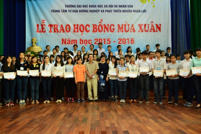 Quỹ Đạo Phật Ngày Nay: Trao 100 học bổng cho sinh viên trường Đại Học KHXH&amp;NV TP. HCM năm 2015