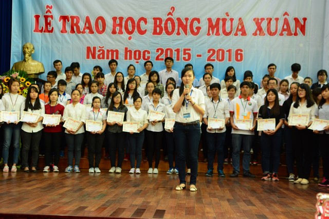 Quỹ Đạo Phật Ngày Nay: Trao 100 học bổng cho sinh viên trường Đại Học KHXH&amp;NV TP. HCM năm 2015