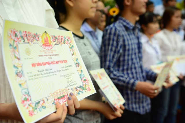 Quỹ Đạo Phật Ngày Nay: Trao 100 học bổng cho sinh viên trường Đại Học KHXH&amp;NV TP. HCM năm 2015