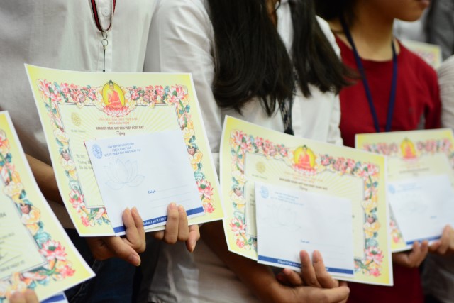 Quỹ Đạo Phật Ngày Nay: Trao 100 học bổng cho sinh viên trường Đại Học KHXH&amp;NV TP. HCM năm 2015
