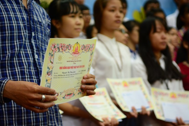 Quỹ Đạo Phật Ngày Nay: Trao 100 học bổng cho sinh viên trường Đại Học KHXH&amp;NV TP. HCM năm 2015