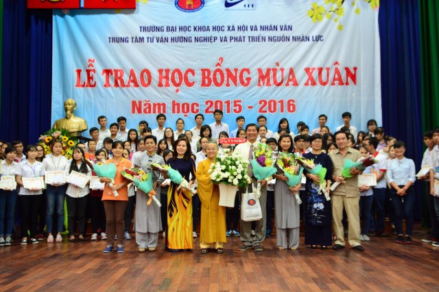 Quỹ Đạo Phật Ngày Nay: Trao 100 học bổng cho sinh viên trường Đại Học KHXH&amp;NV TP. HCM năm 2015