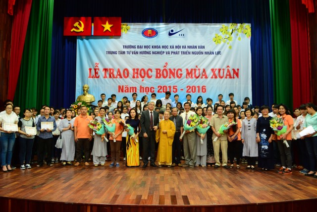 Quỹ Đạo Phật Ngày Nay: Trao 100 học bổng cho sinh viên trường Đại Học KHXH&amp;NV TP. HCM năm 2015