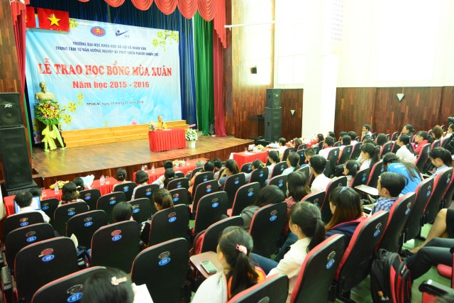 Quỹ Đạo Phật Ngày Nay: Trao 100 học bổng cho sinh viên trường Đại Học KHXH&amp;NV TP. HCM năm 2015