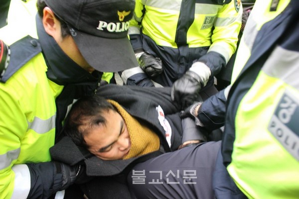 Chùm ảnh Cảnh sát Nam Hàn vây bắt tội phạm lẫn trốn vào Tổ đình Tào Khê, Seoul
