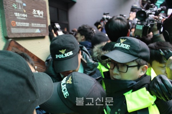 Chùm ảnh Cảnh sát Nam Hàn vây bắt tội phạm lẫn trốn vào Tổ đình Tào Khê, Seoul