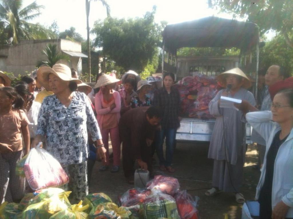 Chùa Linh Sơn Pháp Ấn tặng quà cho đồng bào dân tộc thôn Suối Lâu