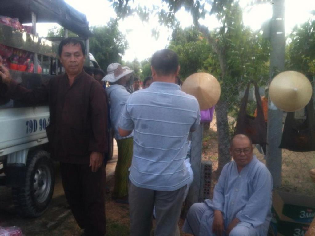Chùa Linh Sơn Pháp Ấn tặng quà cho đồng bào dân tộc thôn Suối Lâu