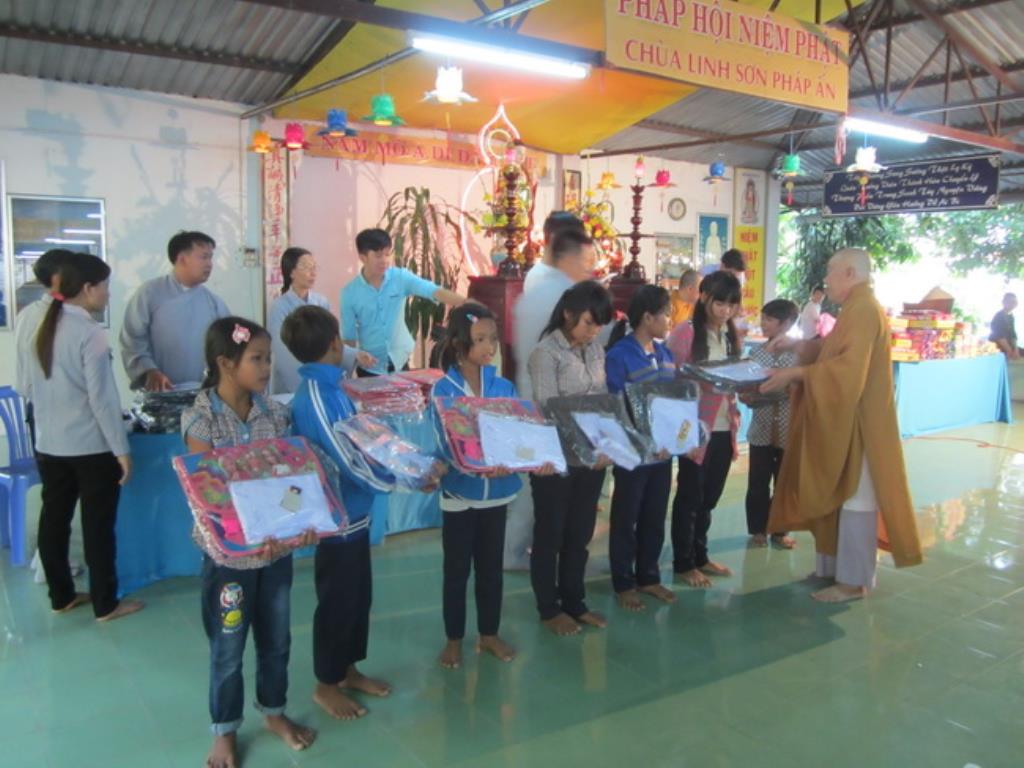 Chùa Linh Sơn Pháp Ấn tặng quà cho đồng bào dân tộc thôn Suối Lâu